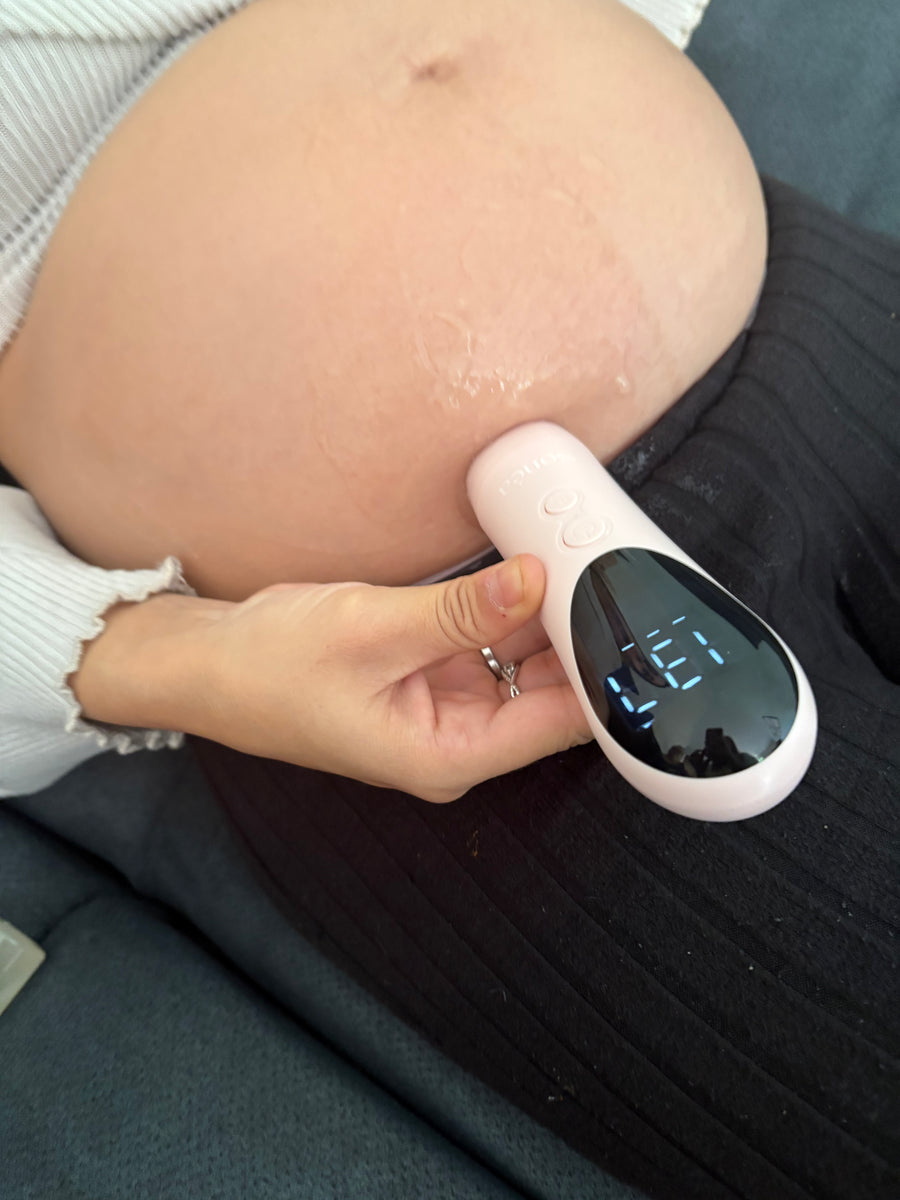 Léane listens to her baby's heartbeat with the Sonéa Emotional Scan.