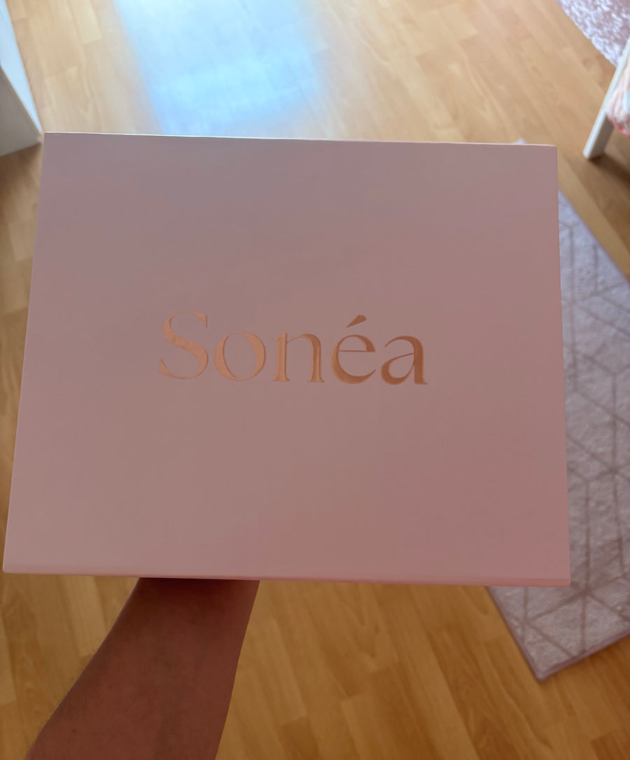 Future maman tenant le coffret Sonéa